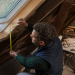Artisan mesure dimension Velux dans combles