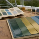 Couleur zinc laqué : teintes vert forêt, doré chantier et bleu ardoise sur échantillons