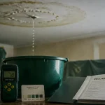 Infiltration d'eau plafond : tache brune et goutte dans un seau