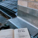 Jonction toit mur : solin zinc et joint d’étanchéité sans fuite