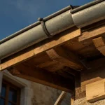Débord de toit : gouttière et rive, protection contre l’eau