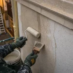 Étanchéité façade : hydrofuge invisible sur façade en enduit minéral, traces d’eau et microfissures