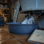 Fuite chauffe eau par le bas : bassine sous le chauffe-eau mural