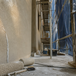 Prix ravalement façade maison 100m2 : façade en cours, échafaudage et enduit frais