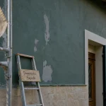 Solutions rénover ou embellir façade : enduit frais et parement sur façade avec échafaudage