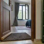 Isolation phonique pour chambre : porte entrouverte, joints et tapis, fenêtre