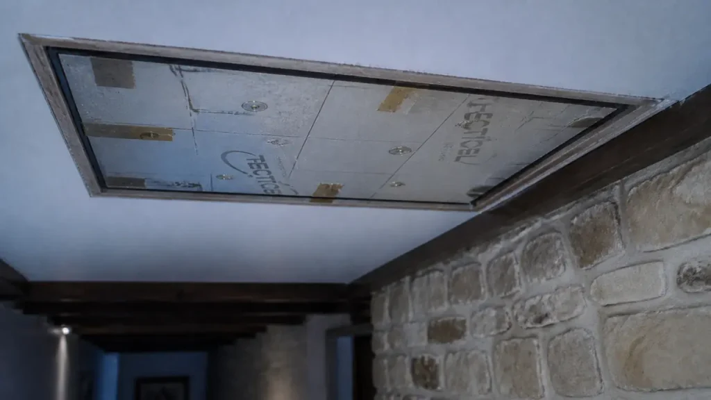 Isoler une trappe de grenier : 30 € environ et moins d’une heure pour couper les courants d’air