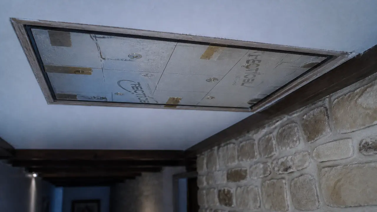 Isoler trappe grenier : panneau isolant et joint sur trappe