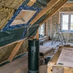 Isolation maison neuve : défauts visibles entre chevrons et membrane d’étanchéité au chantier